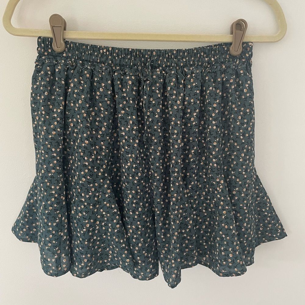 Paper Crane flowy shorts  size medium NWOT